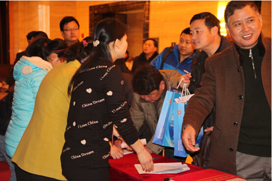 1422240514431909.jpg 9安徽省機電行業協會秘書處工作人員熱情接待參會嘉賓.jpg