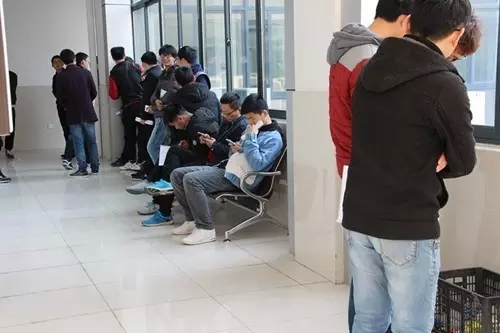 應聘者在走廊等候進場 應聘者在走廊等候進場