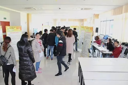 應聘者陸續進場 應聘者陸續進場