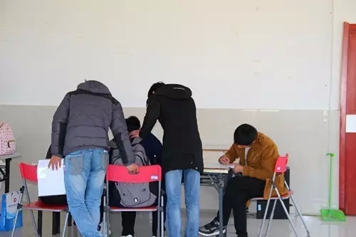 應聘者正在填寫簡歷 應聘者正在填寫簡歷